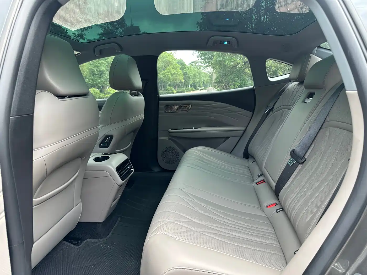 Geely Galaxy Galaxy Xingyao 8 2025 130km EM-i Premium Edition фото 30