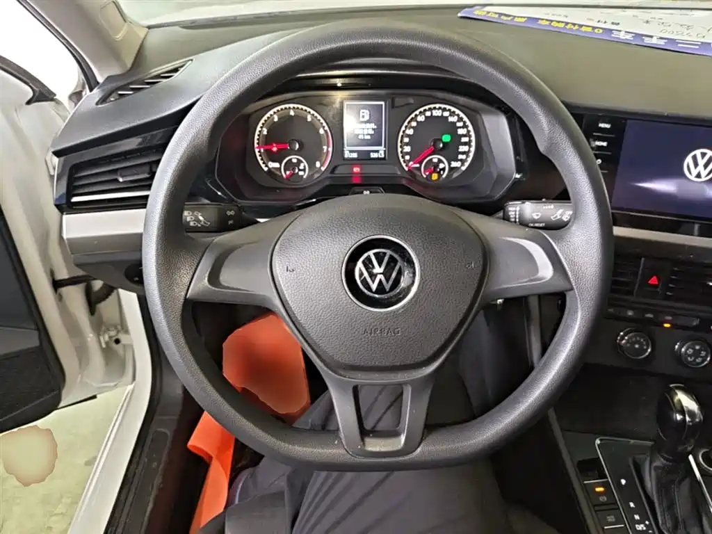 VOLKSWAGEN BORA