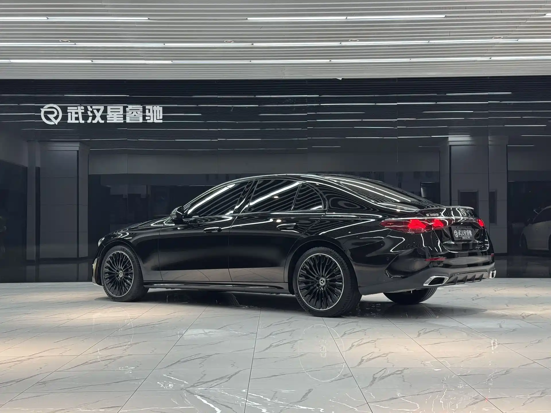Фото 3 - Mercedes-Benz E-Class (Import)