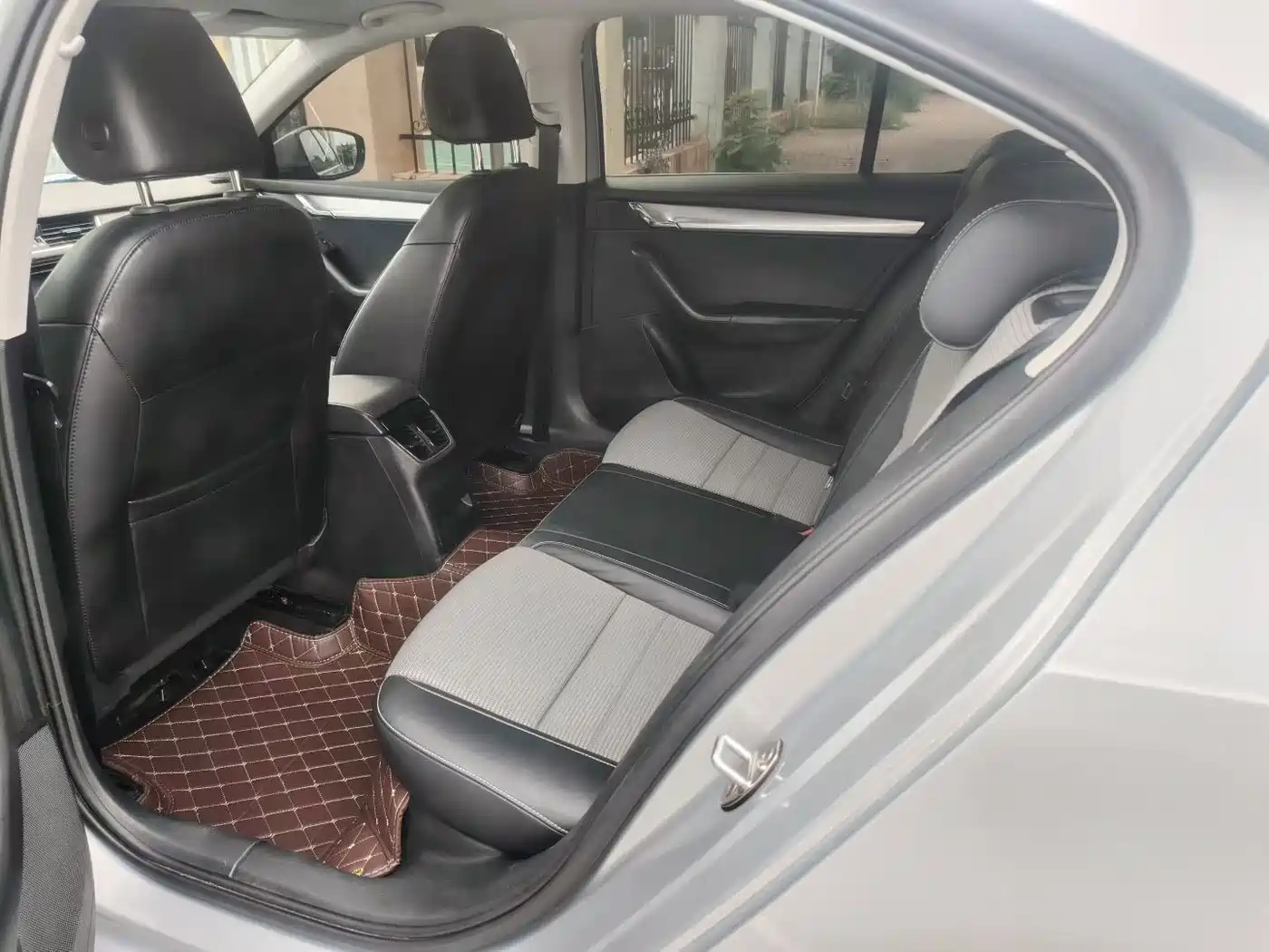 Škoda Octavia 2016 1.6L Automatic Pioneer Edition фото 8
