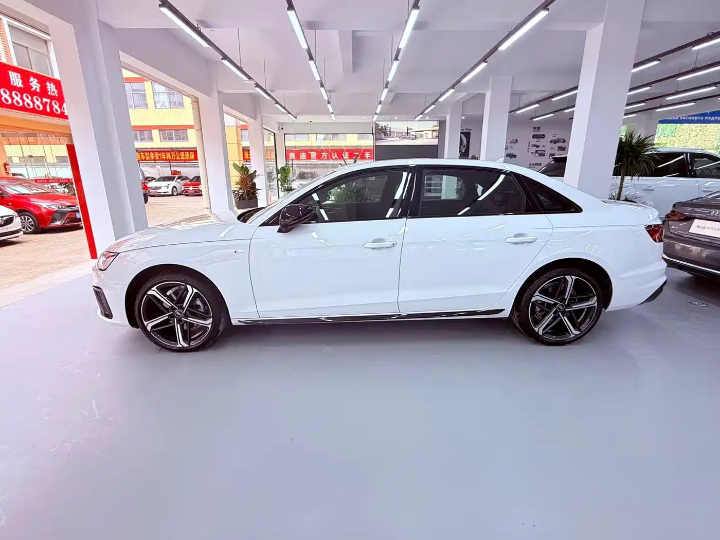 Audi A4L 2025 2 Million Celebration Edition 40 TFSI Luxury Dynamic фото 3