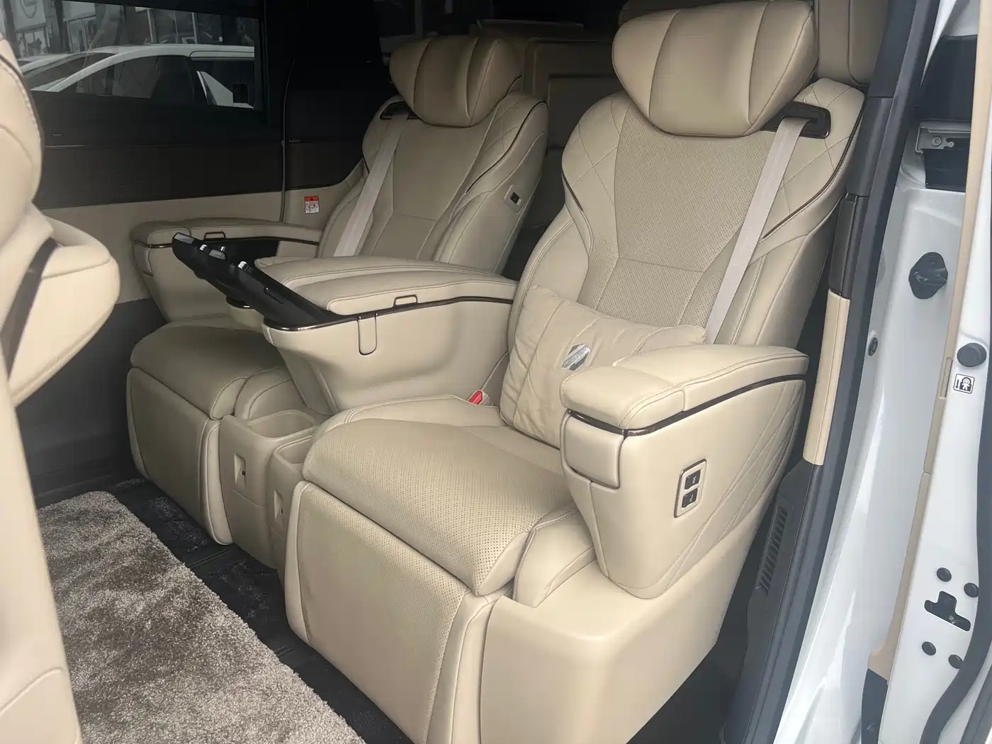 Toyota Alphard 2024 Hybrid 2.5L Ultimate Enjoyment Edition фото 10