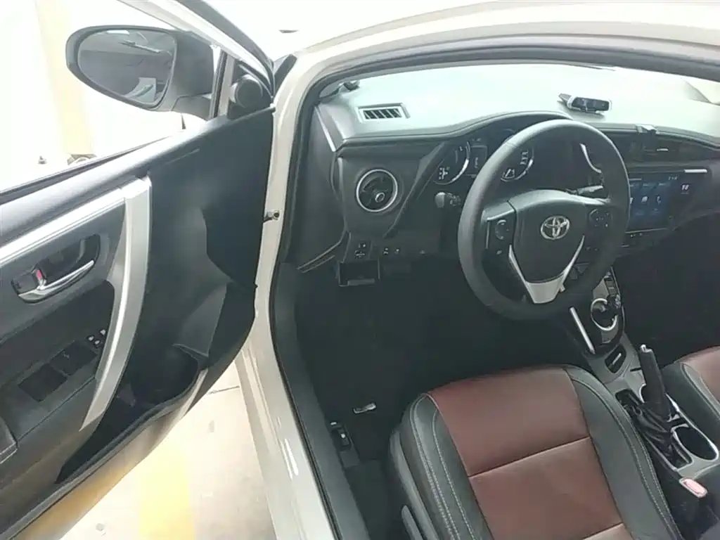 Toyota Corolla 2017 Facelift Hybrid 1.8L E-CVT Elite Edition фото 12