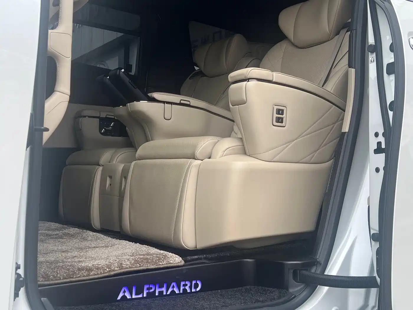 Toyota Alphard 2024 Hybrid 2.5L Ultimate Enjoyment Edition фото 11