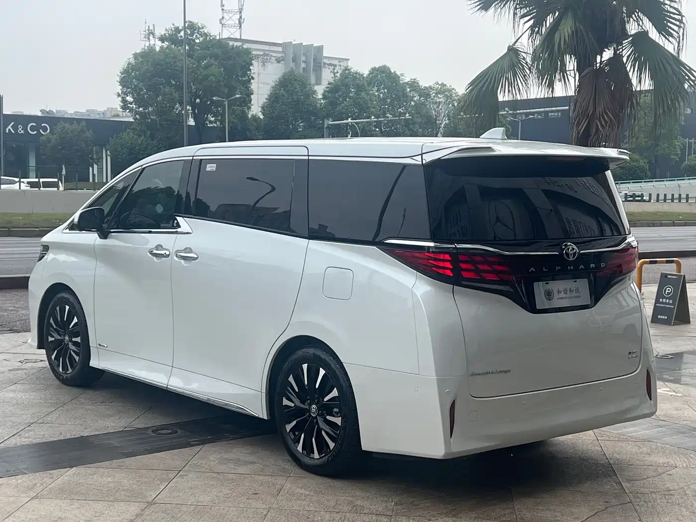Toyota Alphard 2024 Hybrid 2.5L Ultimate Enjoyment Edition фото 6