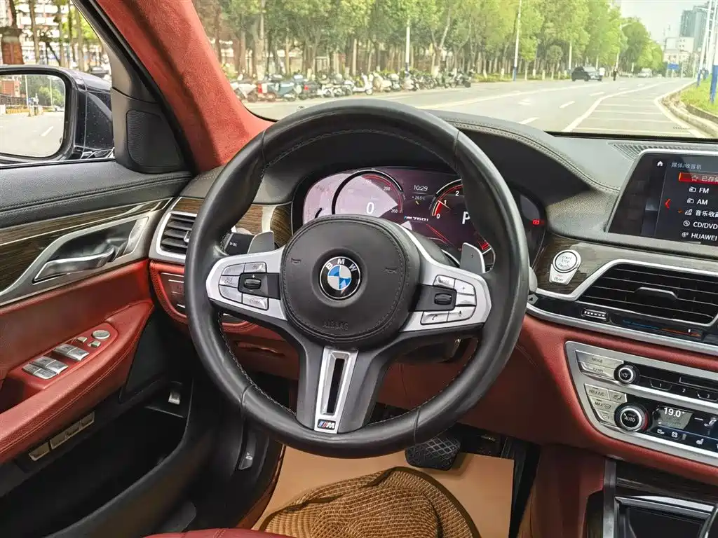 BMW 7 Series 2017 730Li Leading Edition фото 11
