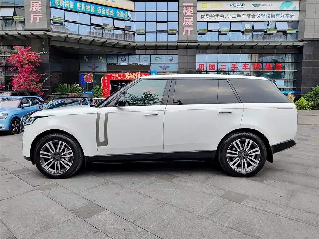 Land Rover Range Rover 2023 3.0 L6 400PS Golden Age Long Wheelbase фото 3