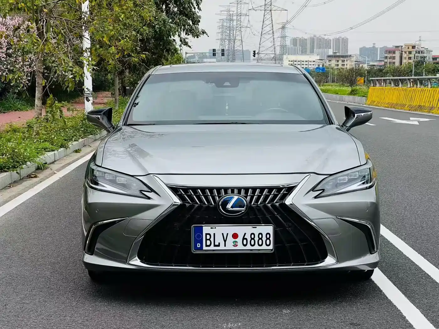 Photo 2 - Lexus ES
