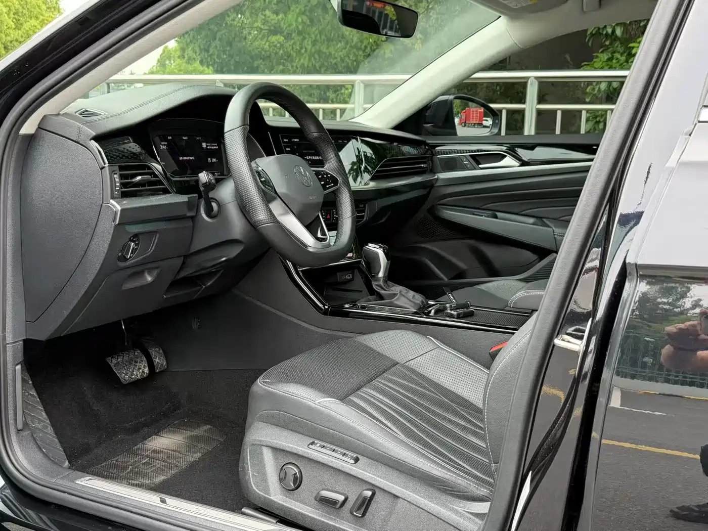Volkswagen Passat 2023 330TSI Luxury Edition фото 4