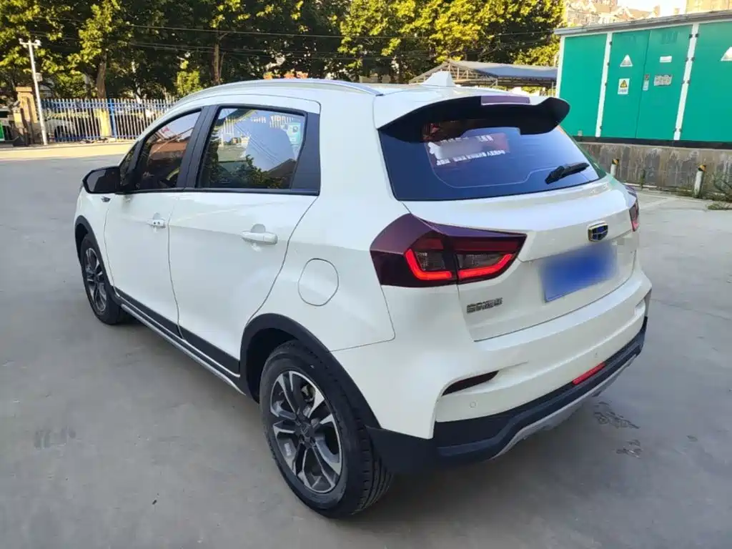 Фото 5 - Geely Vision X3