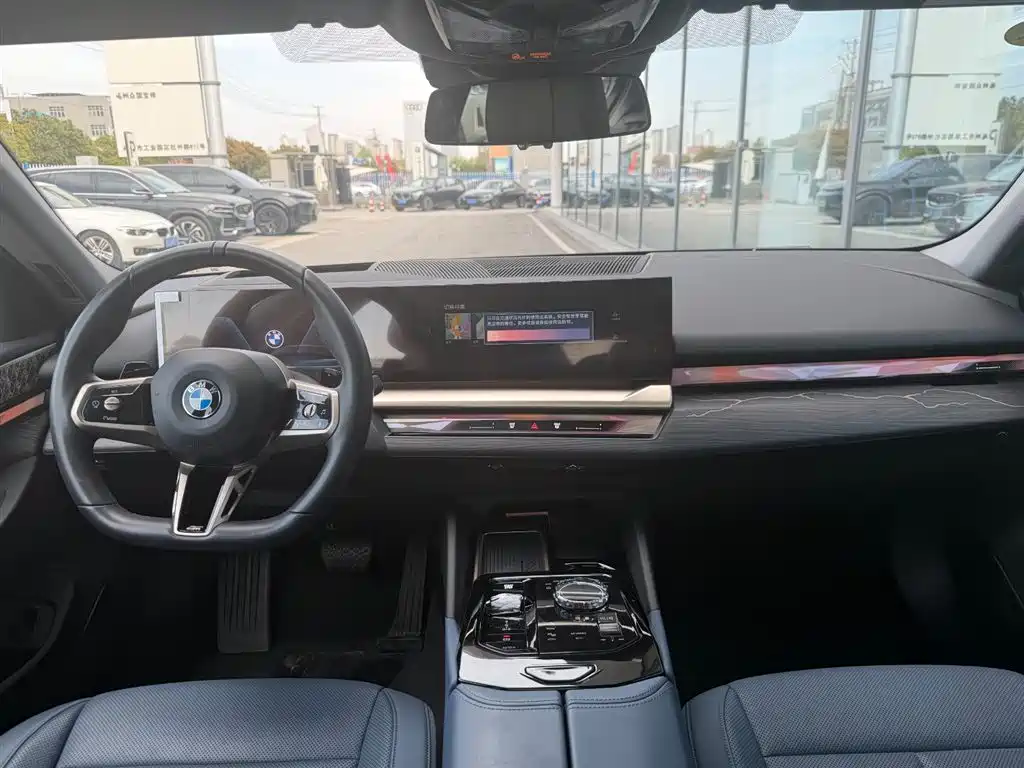 BMW 5 Series 2025 530Li Premium M Sport Package фото 5