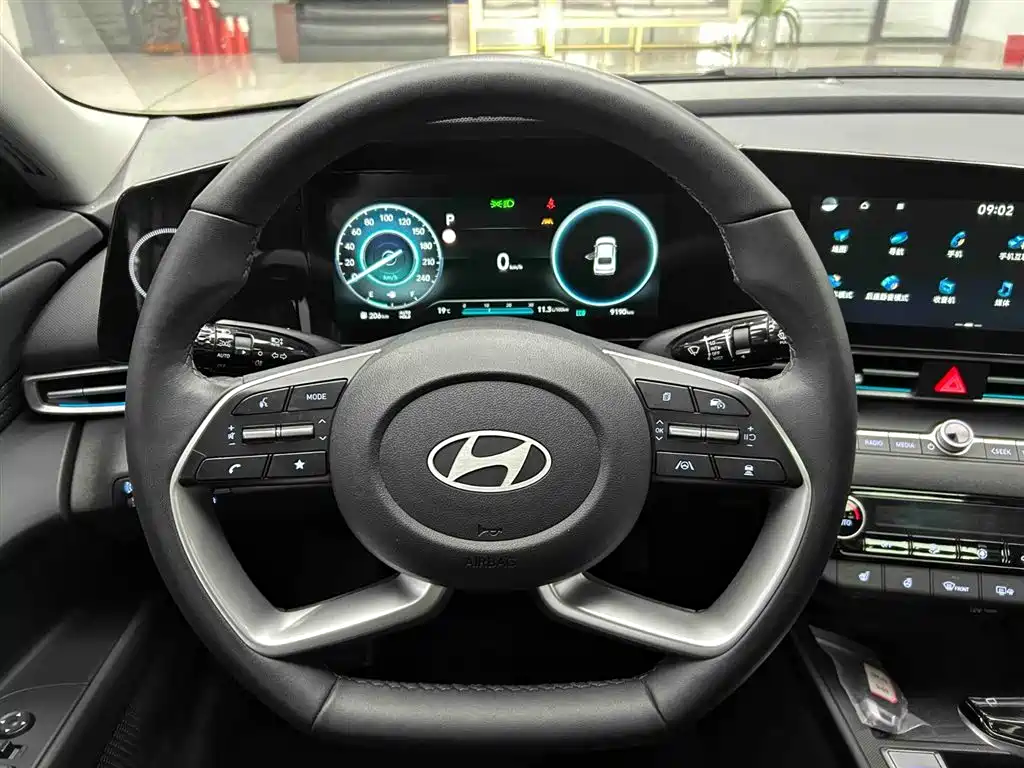 Hyundai Elantra 2023 1.5L CVT TOP Flagship Edition фото 3