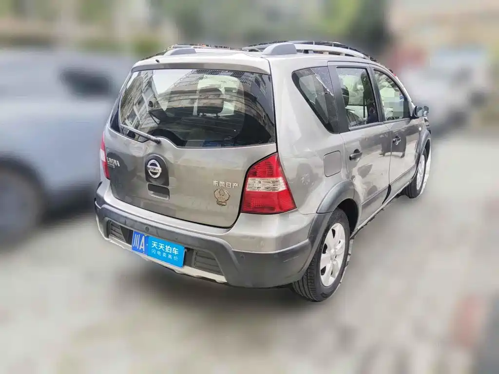 Photo 2 - Nissan Livina