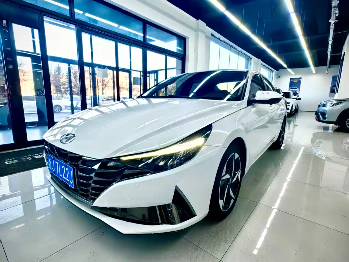 Hyundai Elantra 2021 1.5L CVT LUX Premium Edition