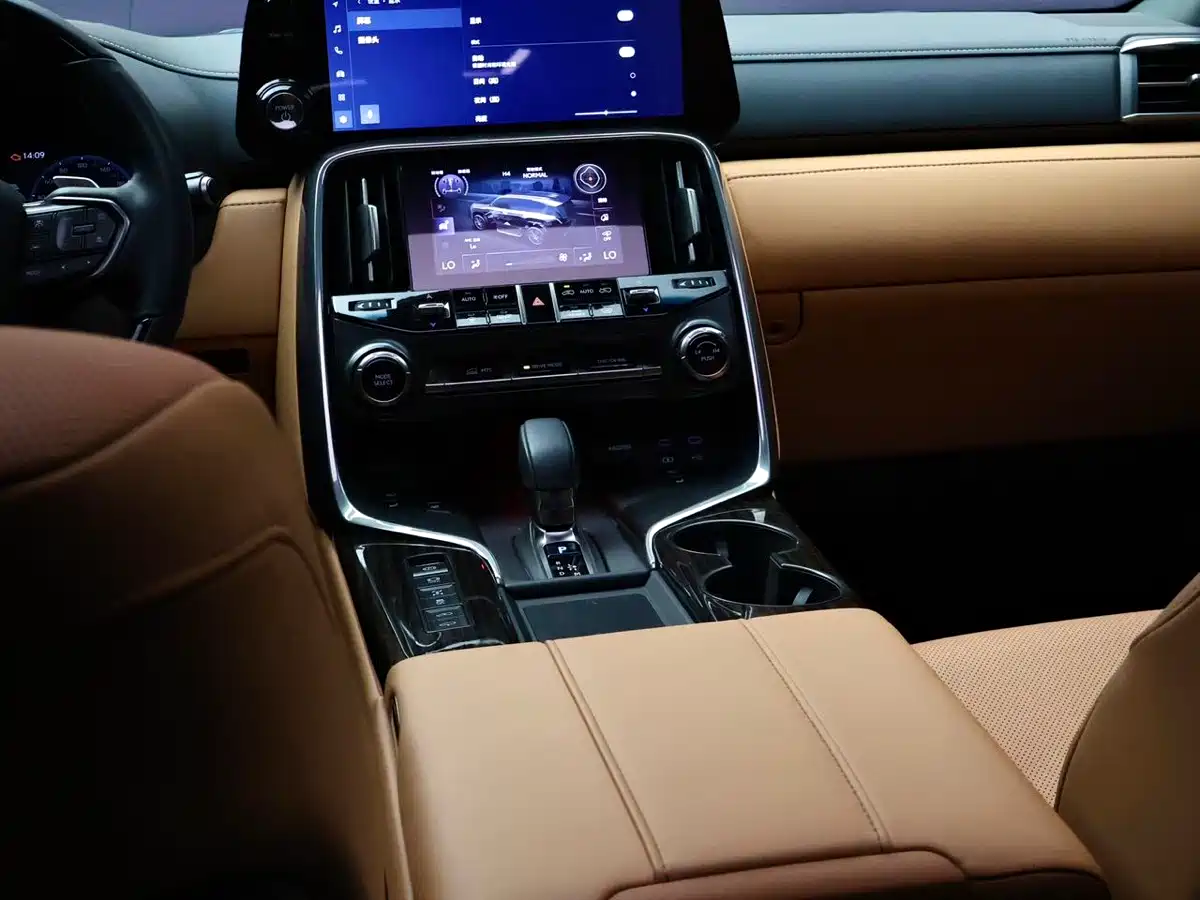 Lexus LX 2025 700h Boundary Edition фото 11