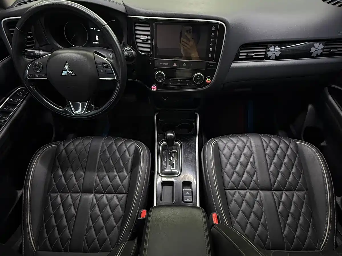 Mitsubishi Outlander 2021 Facelift 2.0L 2WD Premium Edition 7-Seater фото 10