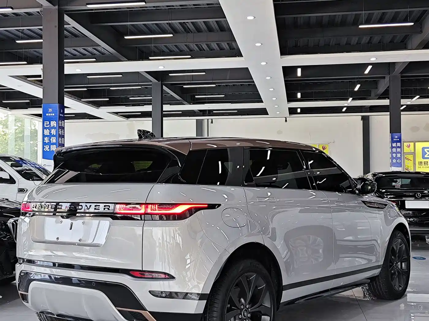 Land Rover Range Rover Evoque 2023 Range Rover Evoque L 249PS Corinthian Bronze Special Edition фото 7