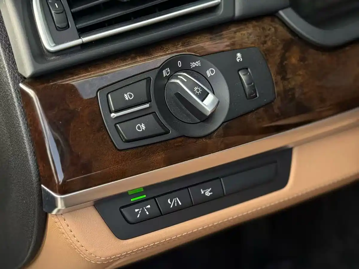 BMW 7 Series 2010 760Li фото 21