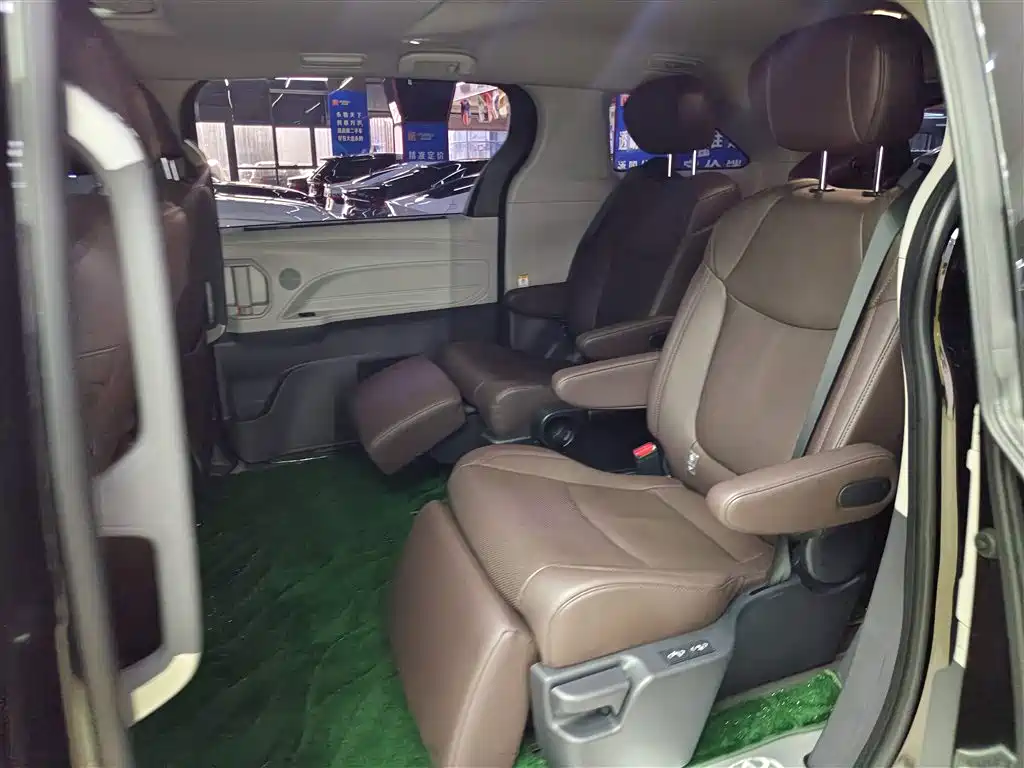 Toyota Sienna 2023 2.5L Hybrid Comfort Edition фото 11