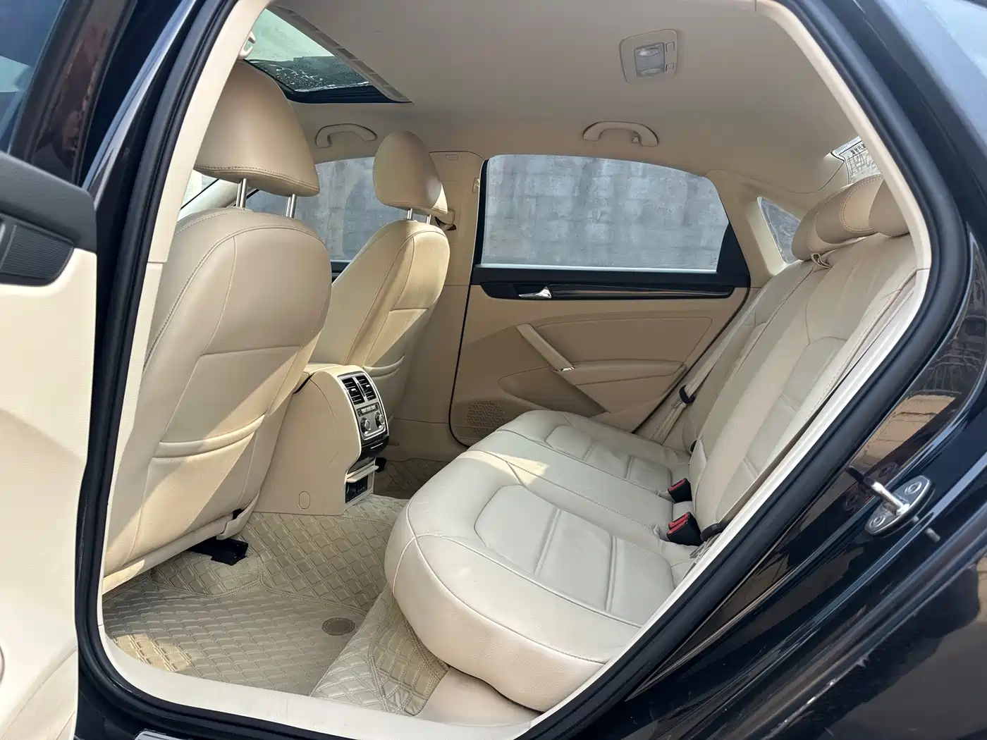 Volkswagen Passat 2014 1.8TSI DSG Luxury Edition фото 9