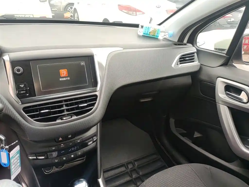 Peugeot 2008 2014 1.6L Automatic Fashion Edition фото 13