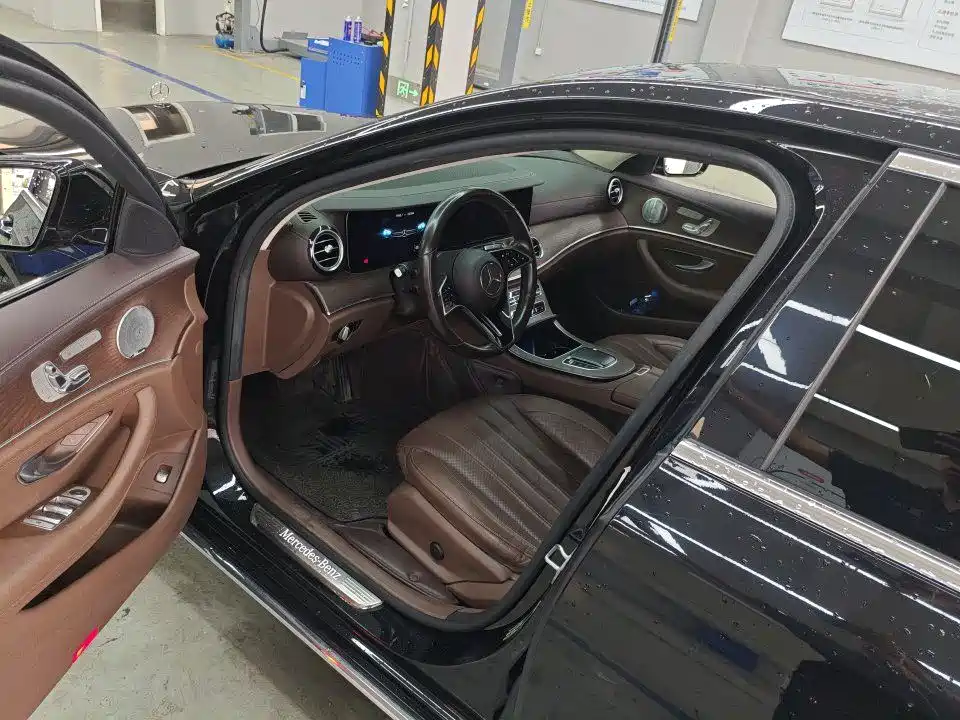 Фото 5 - Mercedes-Benz E-Class