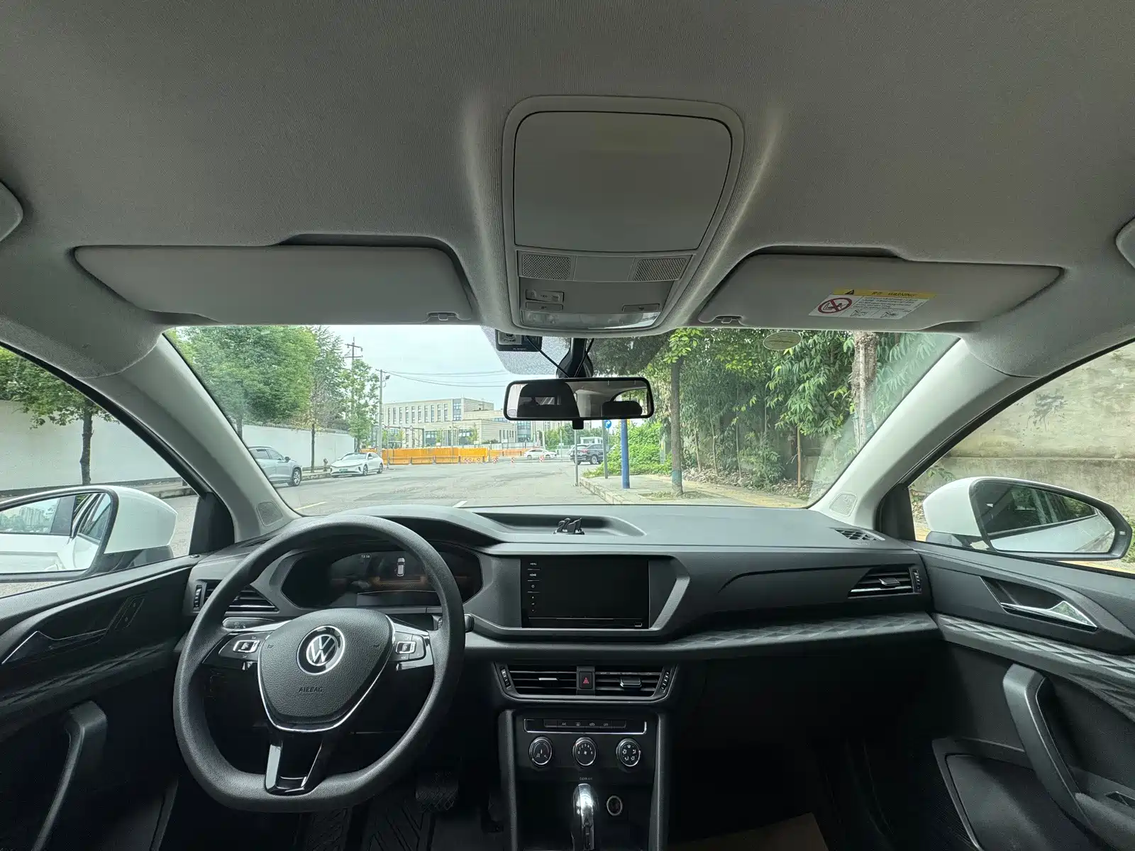 صورة 10 - Volkswagen Tharu
