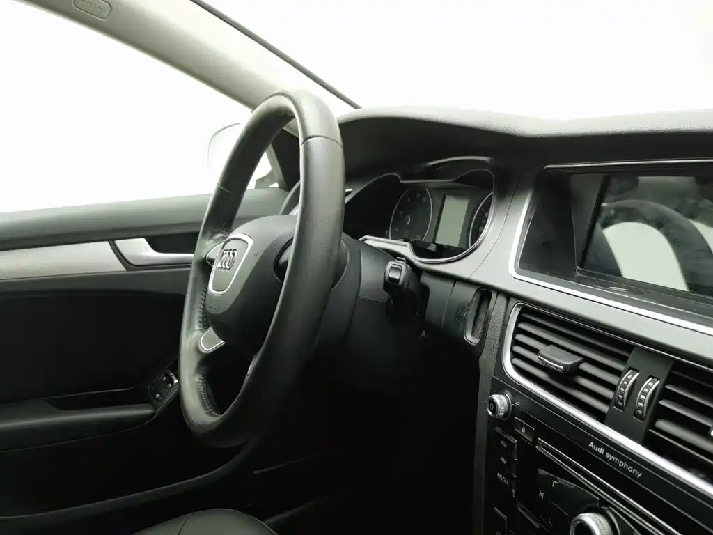 Фото 22 - Audi A4L