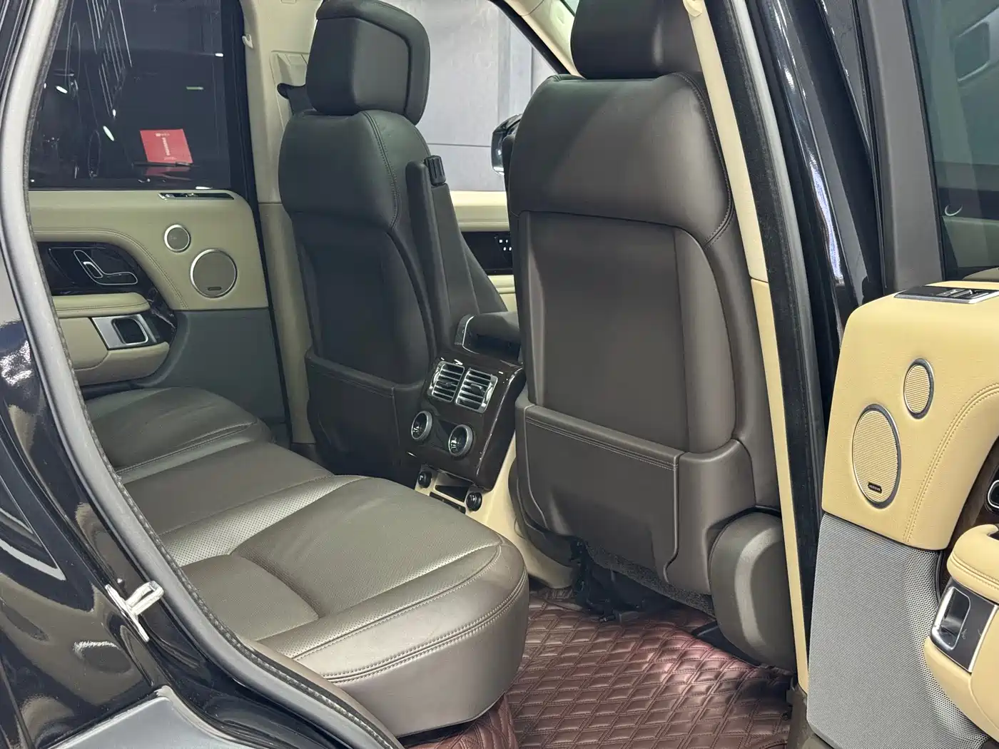 Land Rover Range Rover 2022 3.0 L6 360PS Heritage Edition фото 23