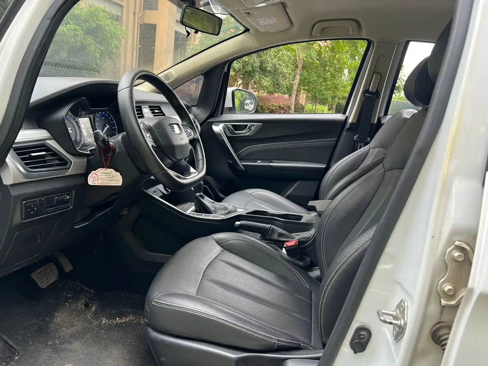 Фото 10 - Geely Vision X3