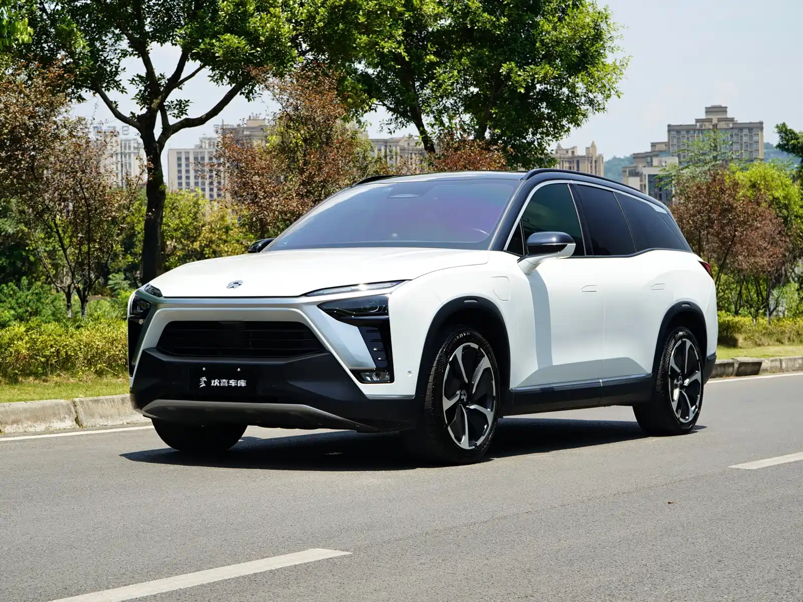 Фото 1 - NIO ES8