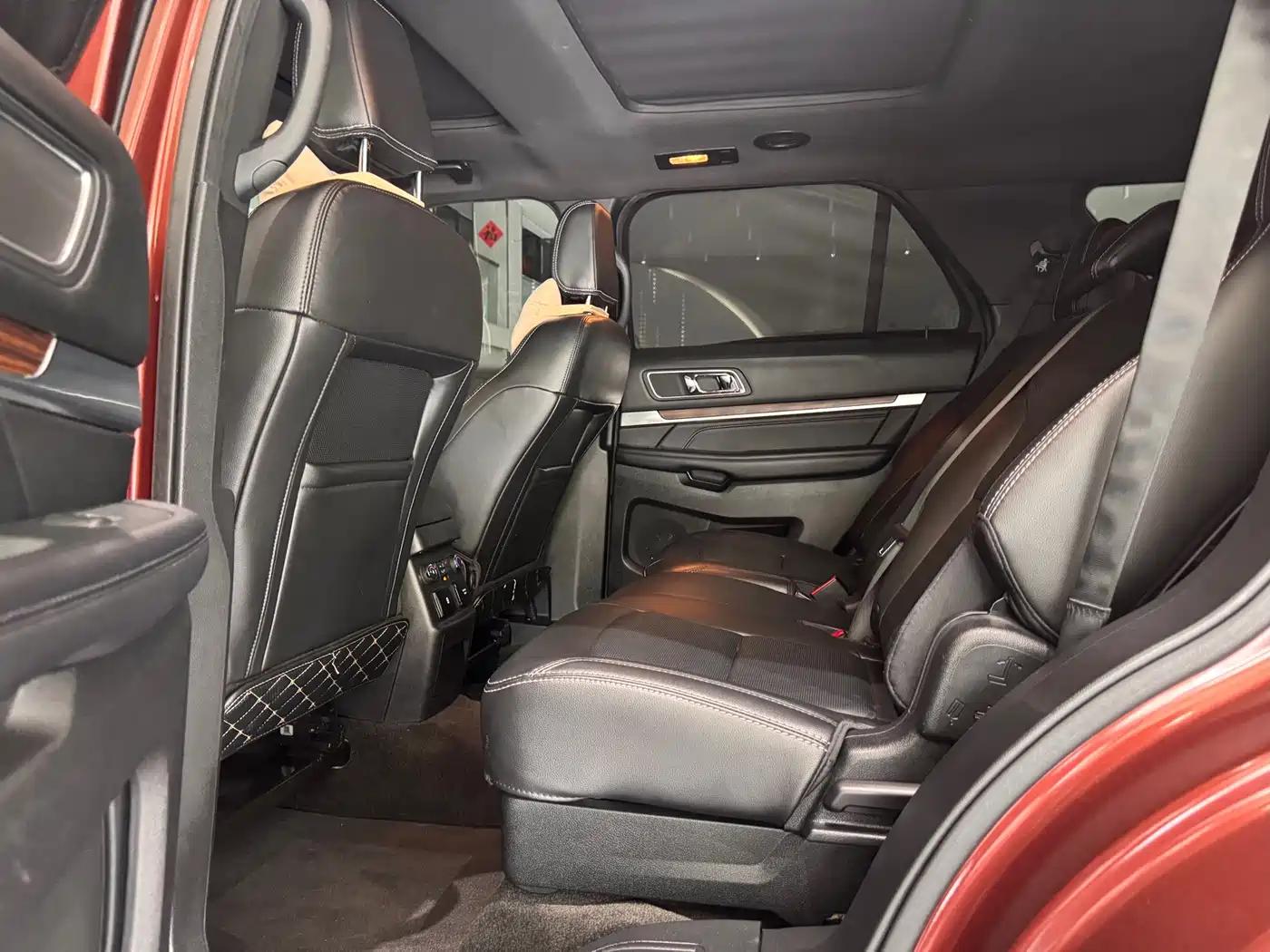 Photo 10 - Ford Explorer (Import)