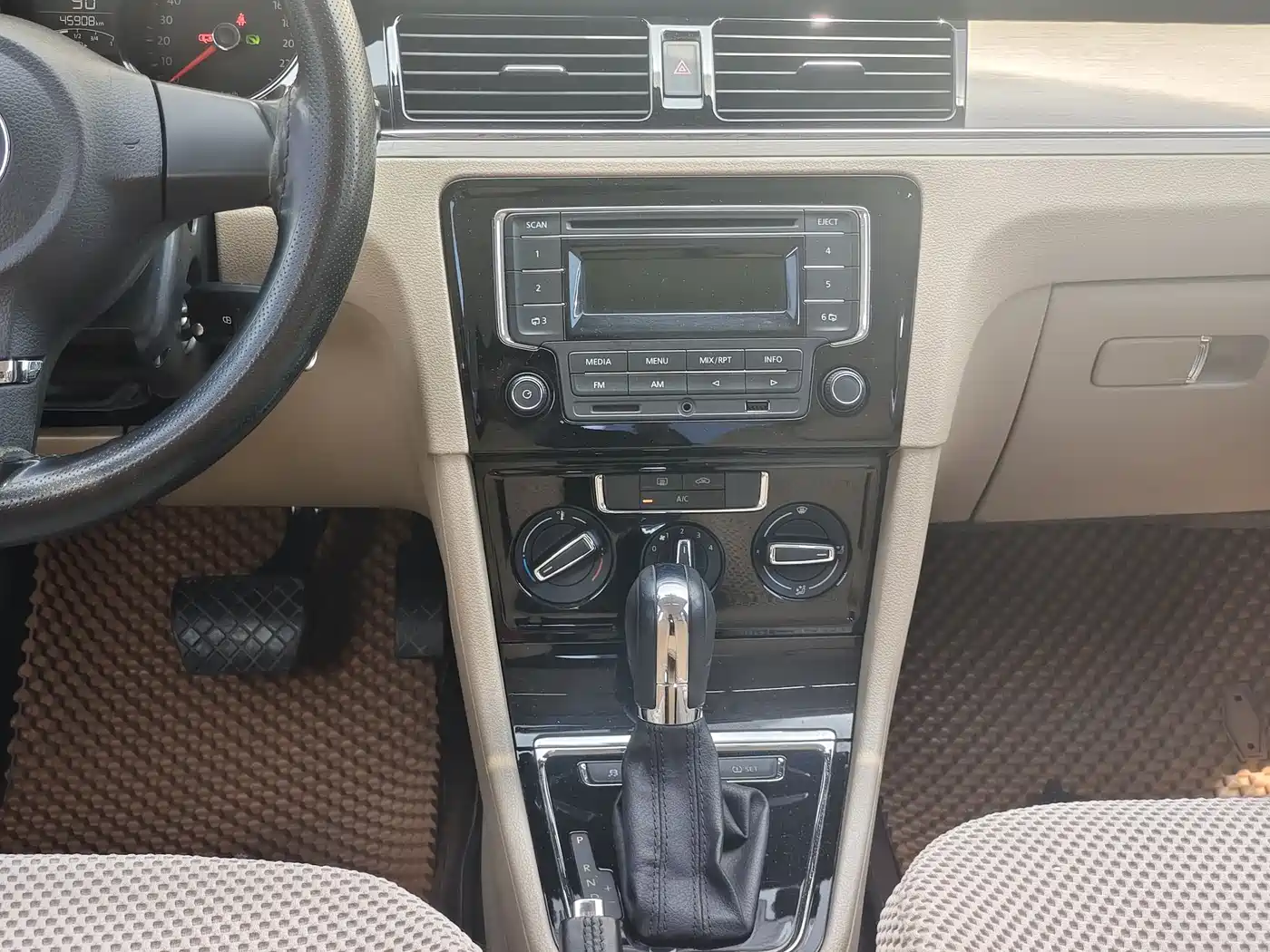 Volkswagen Bora 2014 1.6L Automatic Comfort Edition фото 13