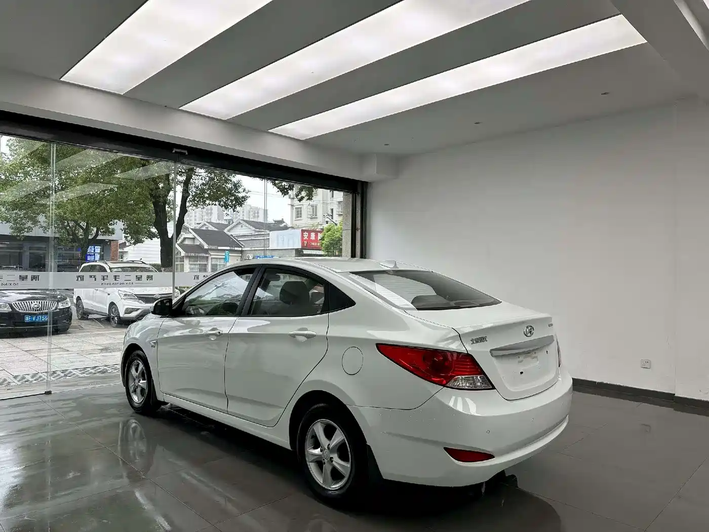 Hyundai Verna 2010 Sedan 1.4L Automatic Fashion GT фото 7