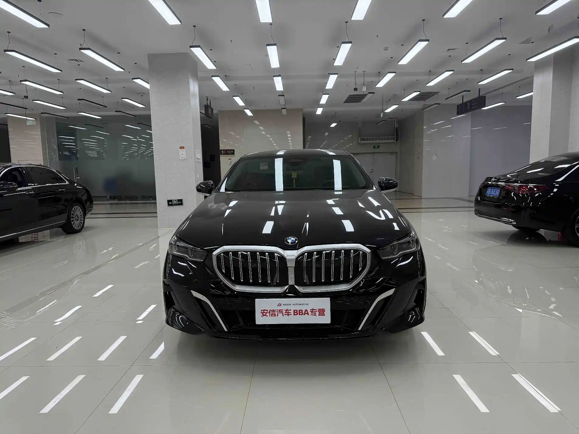 Photo 2 - BMW 5 Series