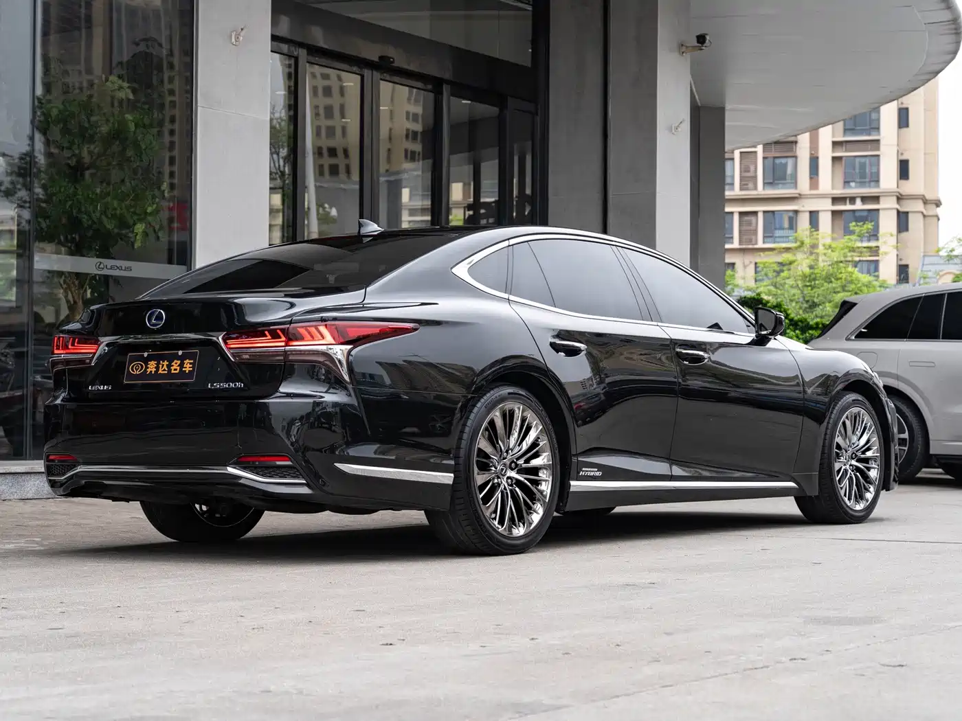 Фото 3 - Lexus LS