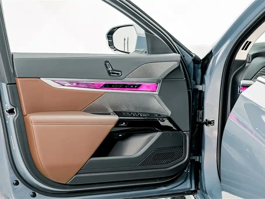 BMW 7 Series 2023 Model 740Li Leading Luxury Package фото 19