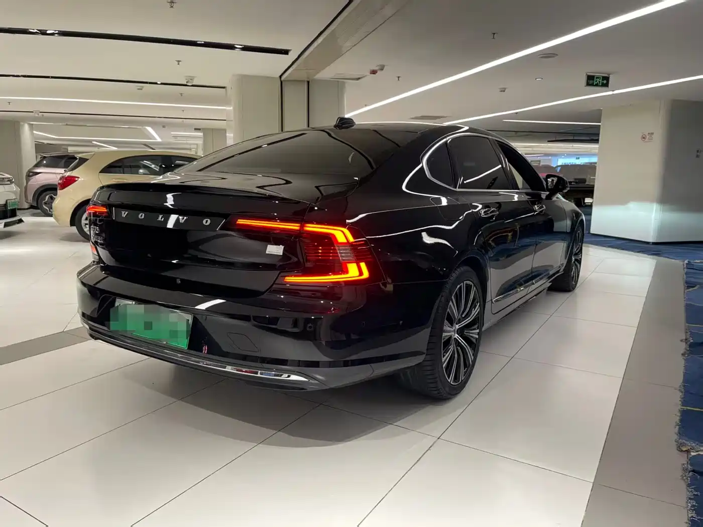 Photo 2 - Volvo S90 Plug-in Hybrid