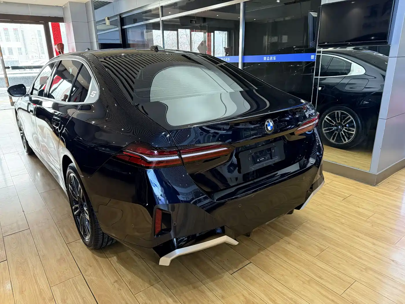 BMW 5 Series 2024 530Li Leading M Sport Package фото 11
