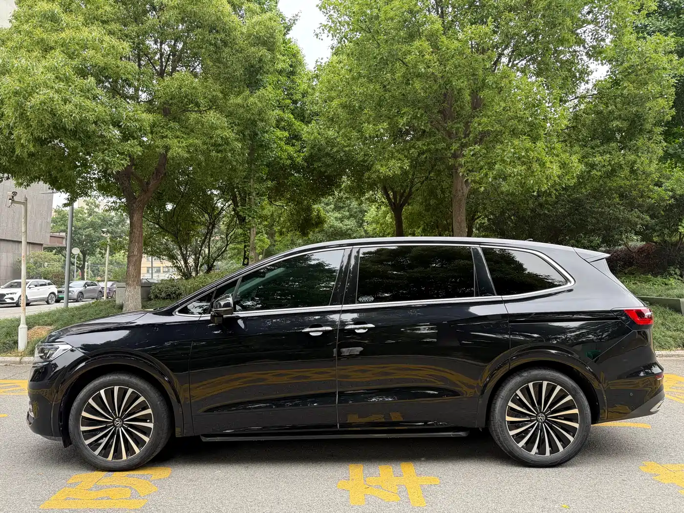 Volkswagen Viloran 2023 380TSI Premium Edition фото 3