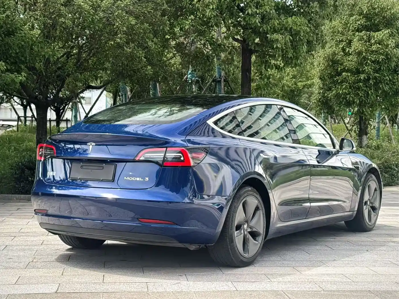 TESLA MODEL 3