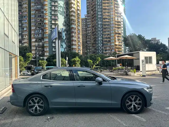 Volvo S60 2024 B4 Elegance Luxury Edition — фото 4