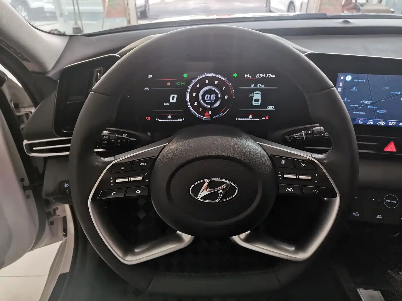 Hyundai Elantra 2022 1.5L CVT LUX Premium Edition фото 6