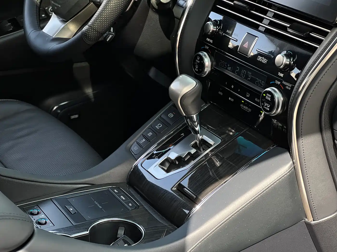 Lexus LM 2020 300h Seven-Seater Elegance Edition фото 13