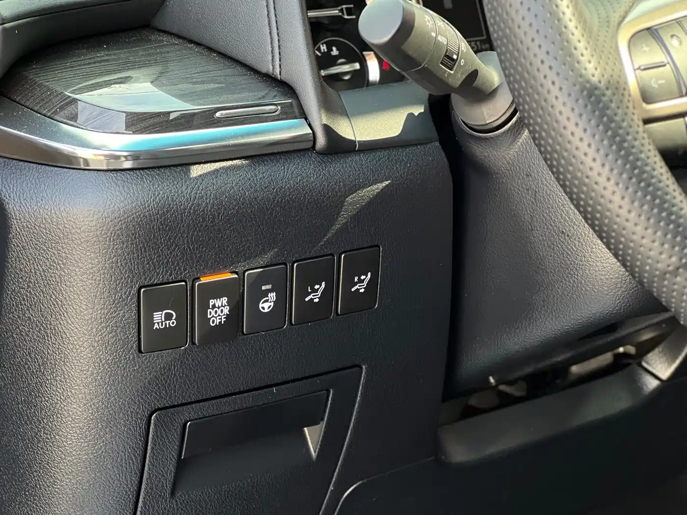 Lexus LM 2020 300h Seven-Seater Elegance Edition фото 26