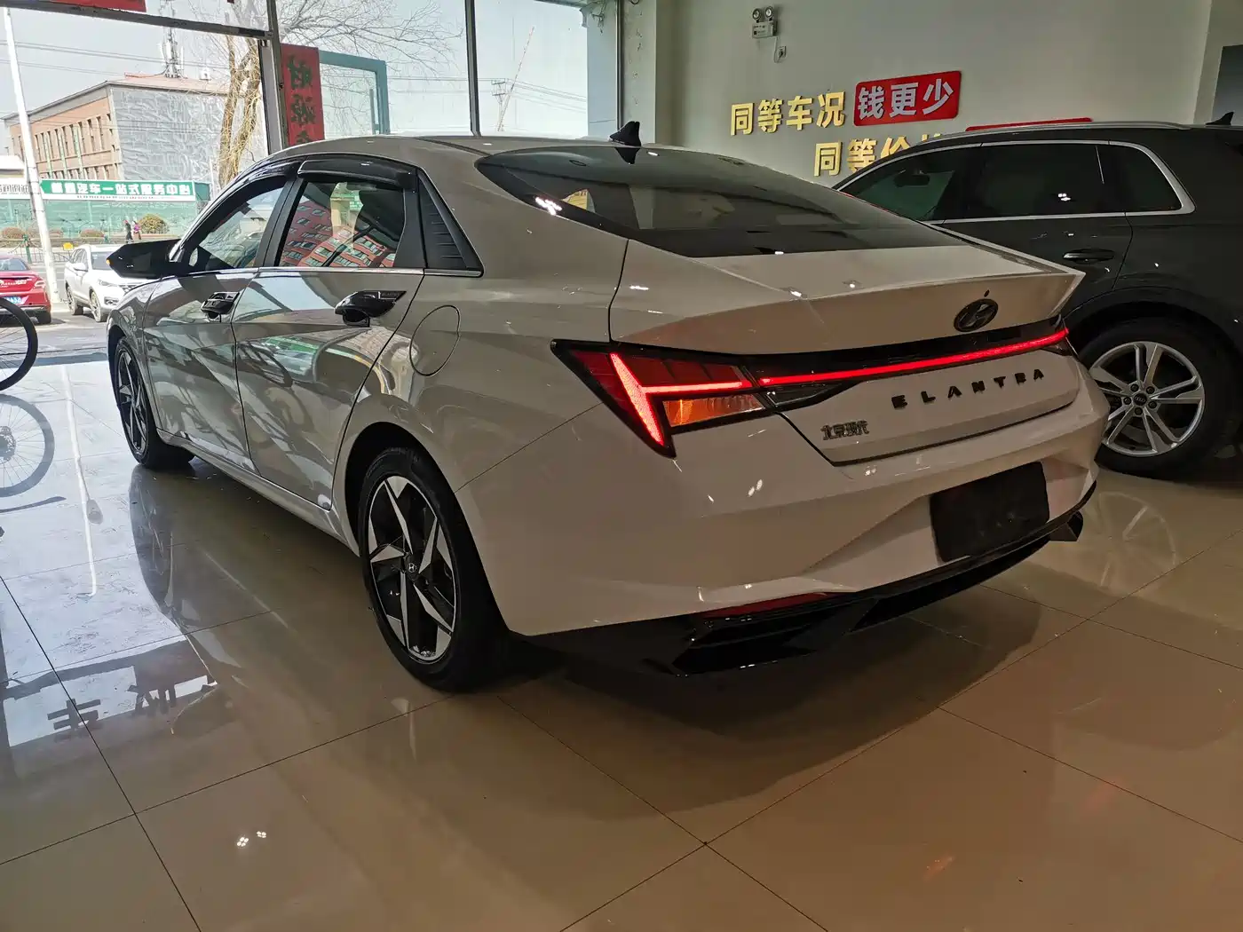 Hyundai Elantra 2022 1.5L CVT LUX Premium Edition фото 23