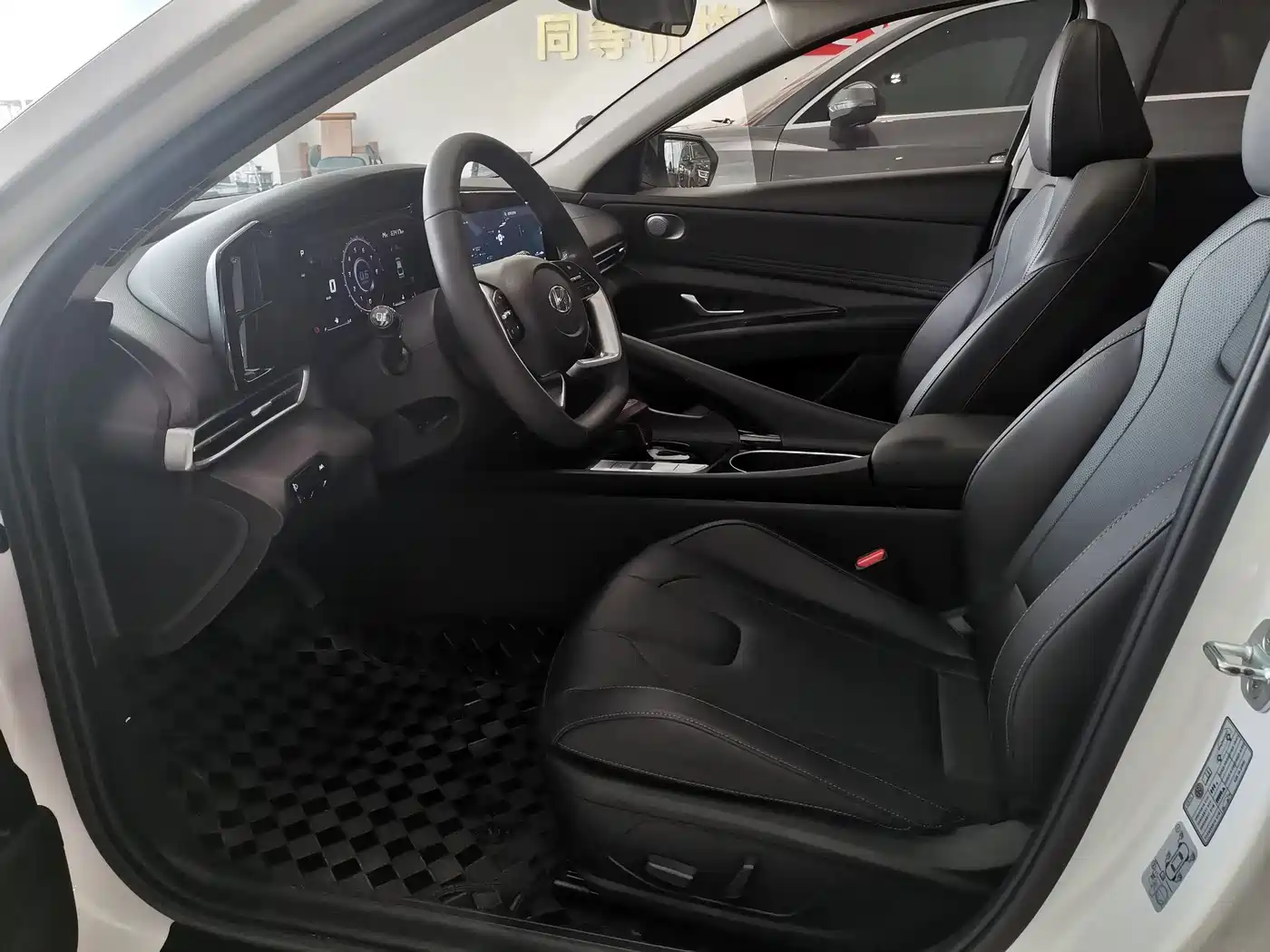 Hyundai Elantra 2022 1.5L CVT LUX Premium Edition фото 5