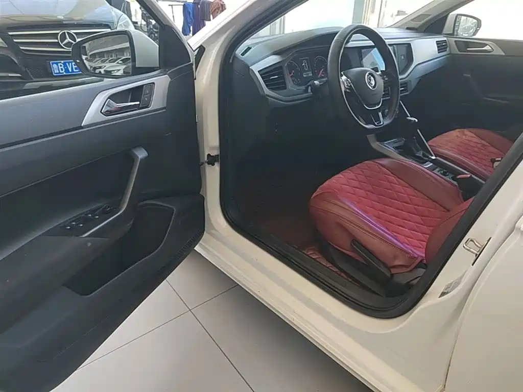 VOLKSWAGEN POLO