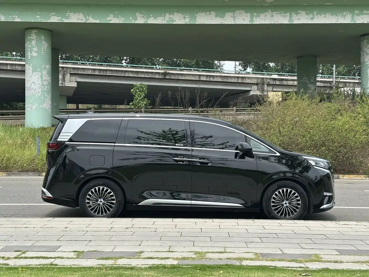 Denza D9 2024 DM-i 980 AWD Prestige фото 8