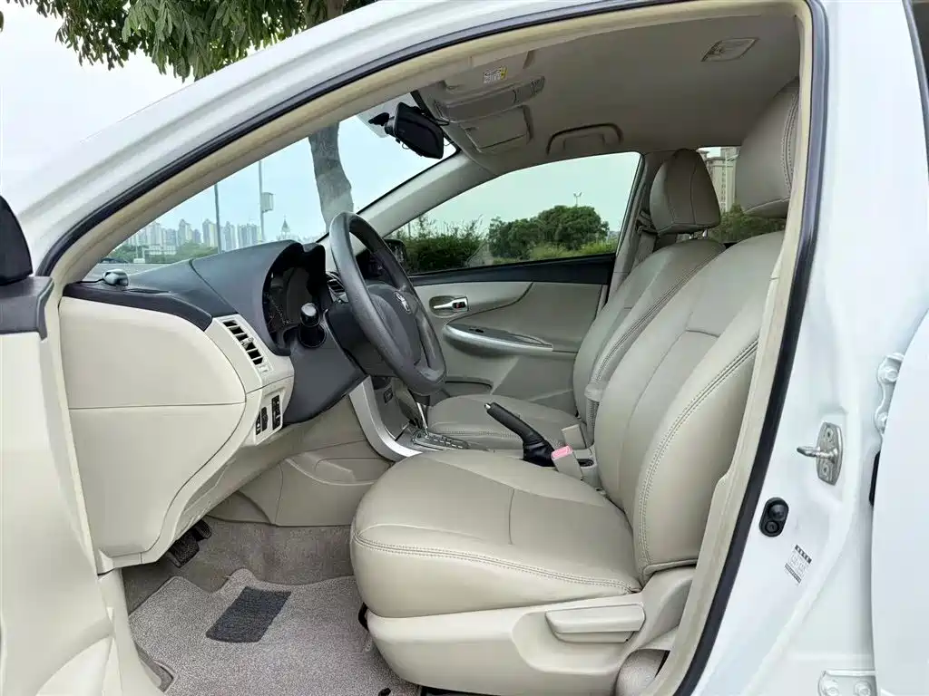 Toyota Corolla 2013 Special Edition 1.6L Automatic Cool GL фото 4